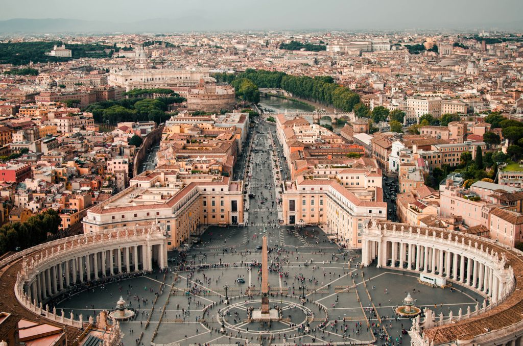 caleb-miller-0Bs3et8FYyg-unsplash conference interpreters in Rome синхронные переводчики в Риме